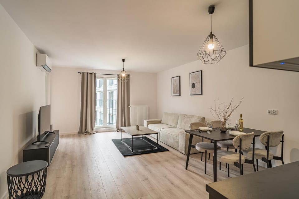 TV and multimedia, Living room, Dining area, Dinner