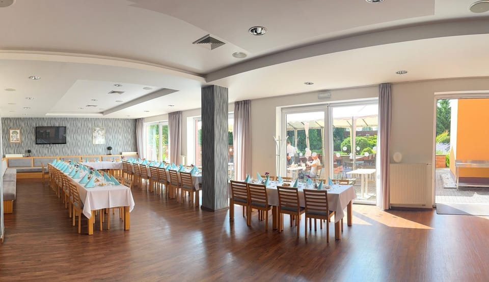Restaurant/places to eat, Banquet/Function facilities, Dining area, Evening entertainment