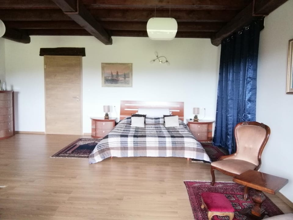 Photo of the whole room, Bedroom