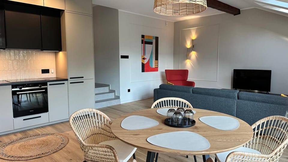 TV and multimedia, Kitchen or kitchenette, Living room, Seating area, Dining area, stove