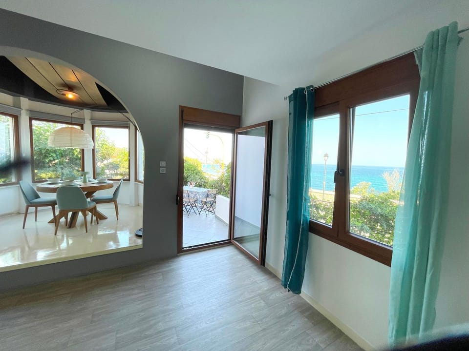Property building, View (from property/room), Balcony/Terrace, Living room, Dining area, Beach