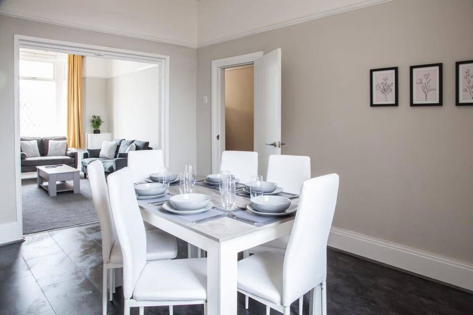 Spacious House 10min to Liverpool Centre House in Wallasey