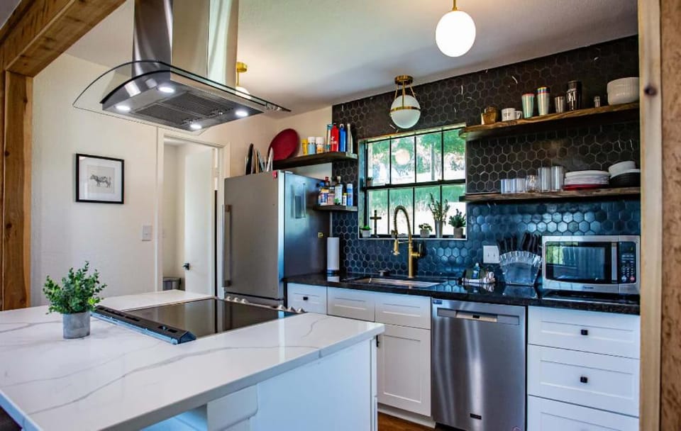 Large patio and hot tub near wine country House in Rio Grande