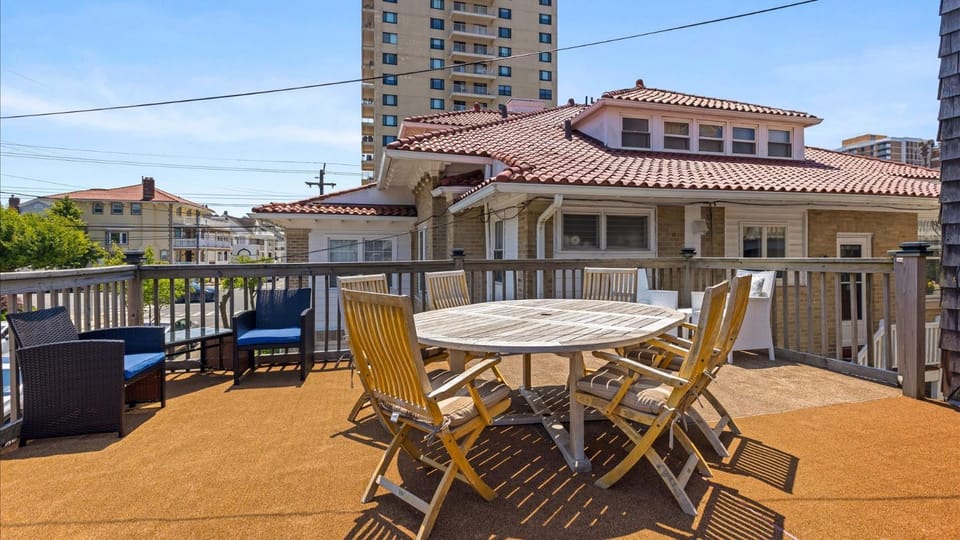 6 BR Ventnor Estate Steps Away from the Beach House in Ventnor City