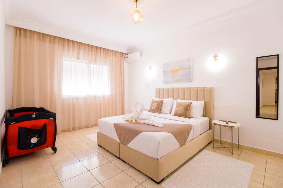 Photo of the whole room, Bedroom, cot