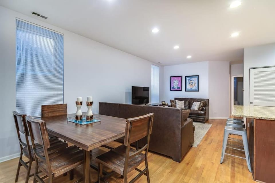 Lincoln Park Living - Suite 1 House in Lincoln Park
