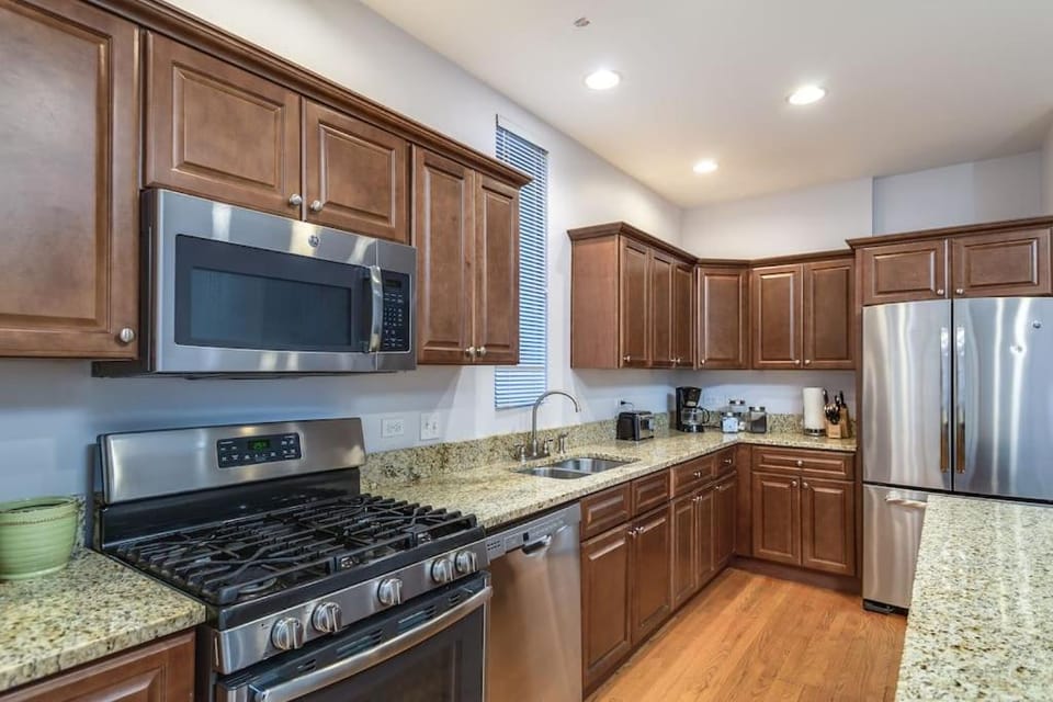 Lincoln Park Living - Suite 1 House in Lincoln Park