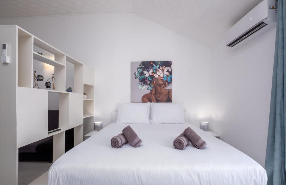 Bed, Photo of the whole room, Bedroom, towels, air conditioner