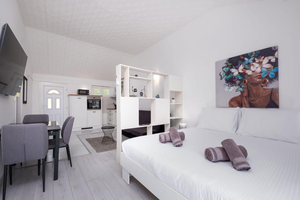 Bed, TV and multimedia, Living room, Photo of the whole room, Seating area, Bedroom, towels