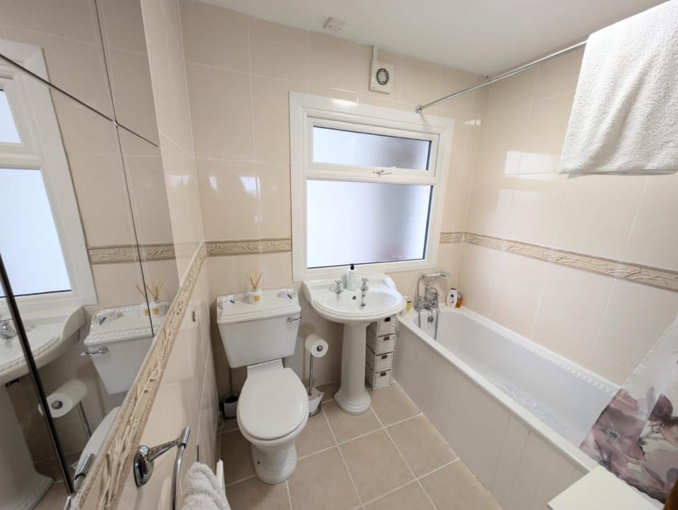 Shower, Bathroom, bidet, towels