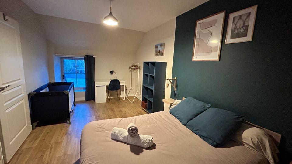 Bed, Photo of the whole room, Seating area, Bedroom, cot, towels
