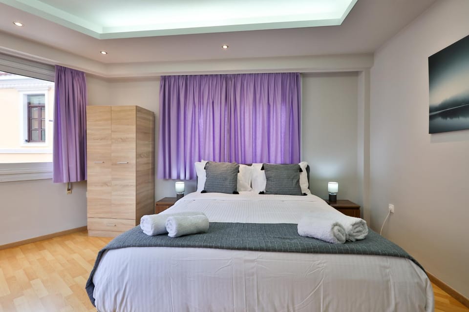 Bed, TV and multimedia, Photo of the whole room, Bedroom, towels