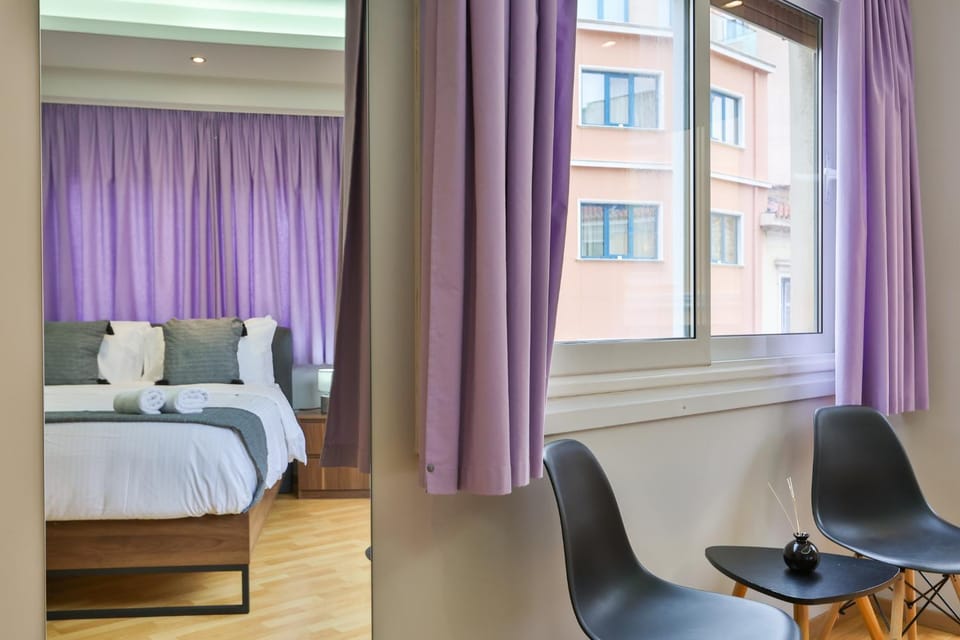 Bed, Living room, Photo of the whole room, Seating area, Bedroom
