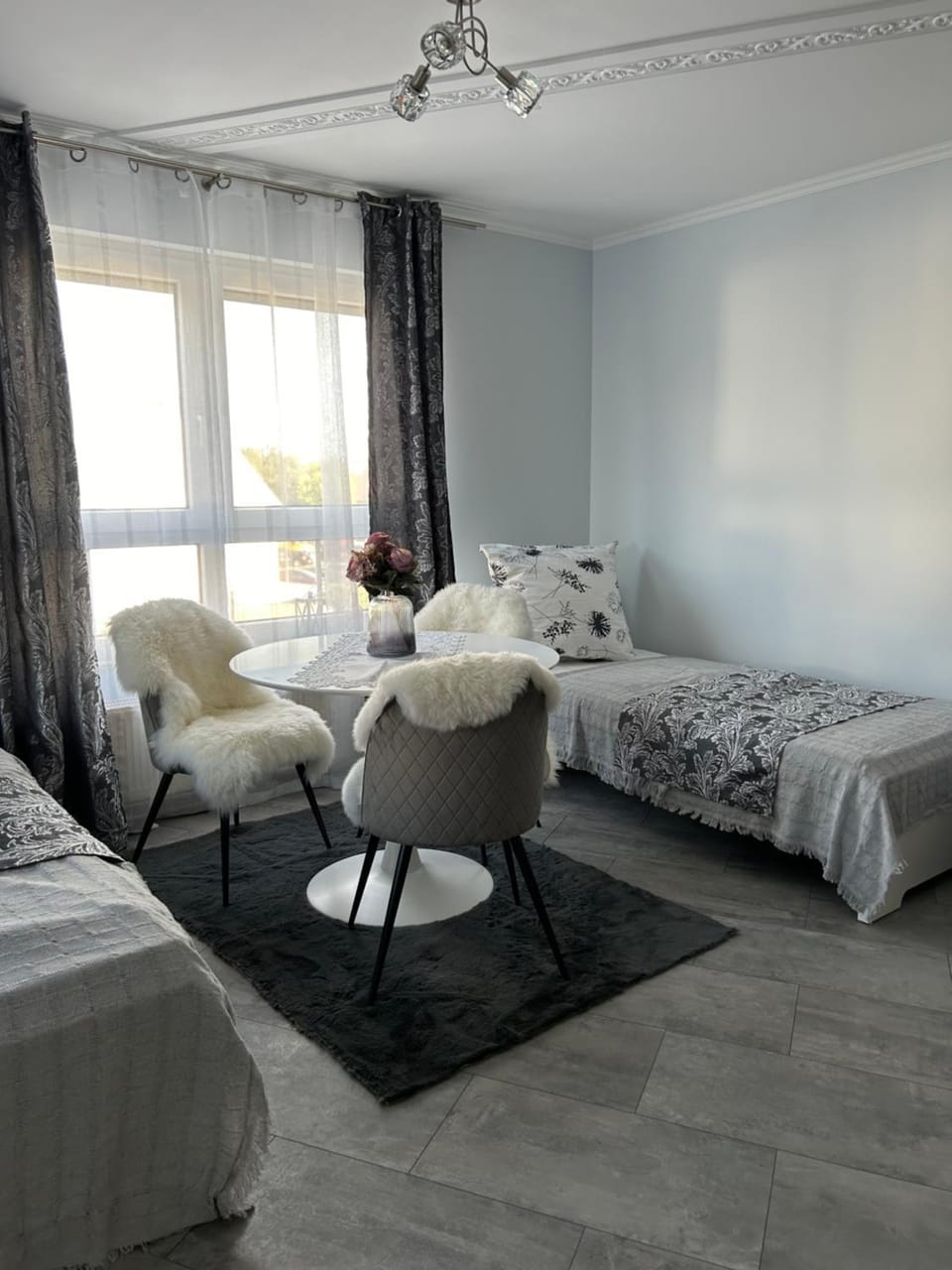 Bed, Dining area, Bedroom
