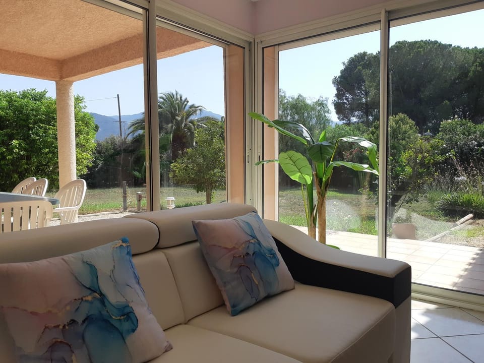 Living room, Garden view