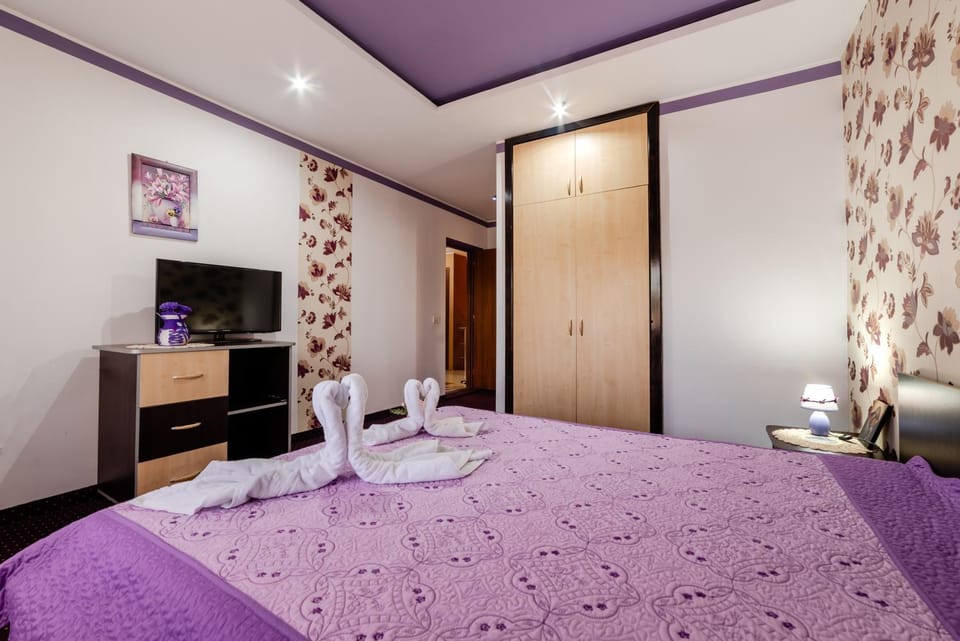 Bed, TV and multimedia, Photo of the whole room, Bedroom