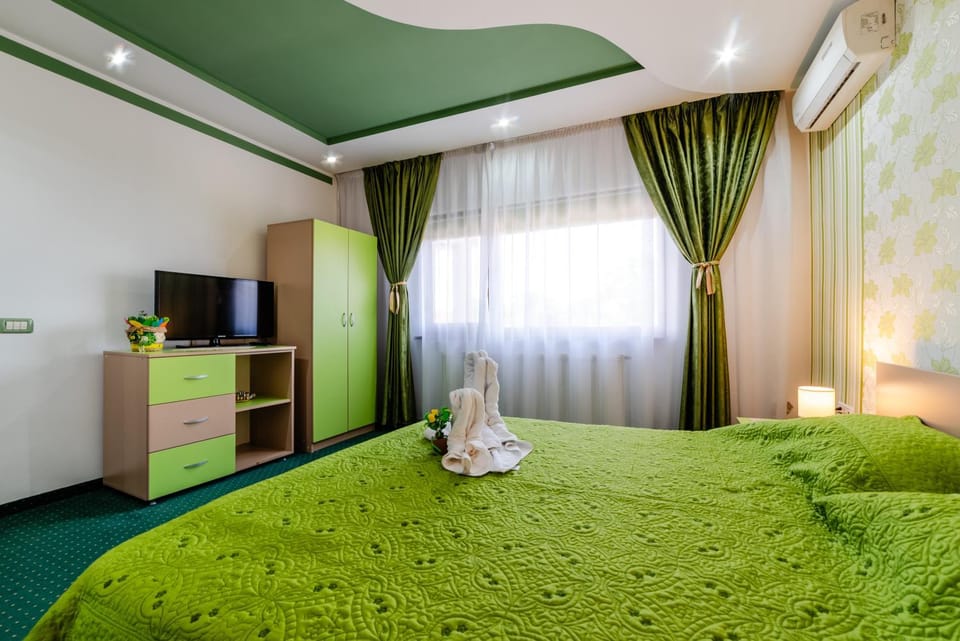 Bed, TV and multimedia, Bedroom, towels