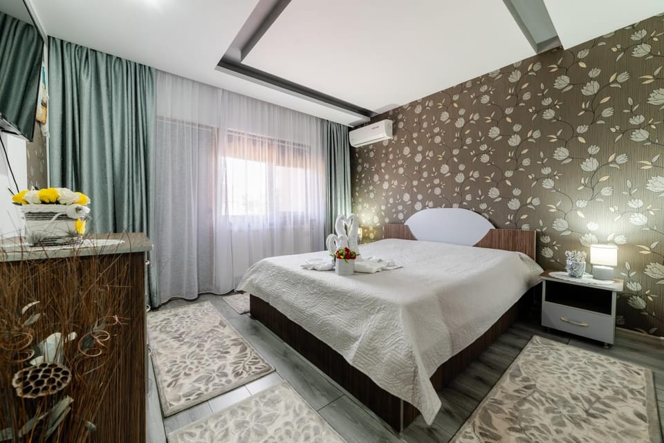 Photo of the whole room, Bedroom, towels