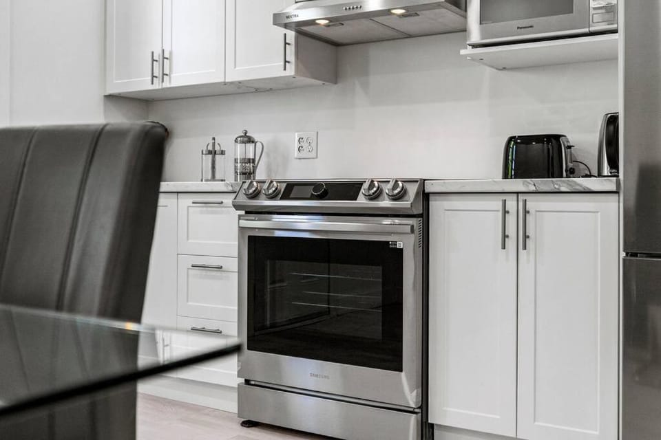 Coffee/tea facilities, dishwasher, stove, toaster