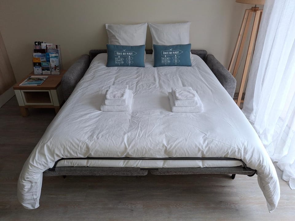 Bed, towels