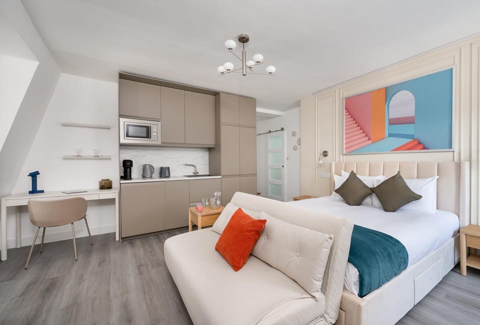 Coffee/tea facilities, Kitchen or kitchenette, Living room, Photo of the whole room, Seating area, Dining area, Bedroom