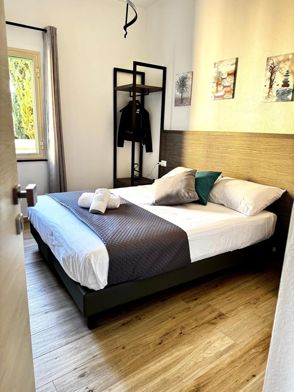 Bed, Photo of the whole room, Bedroom, towels