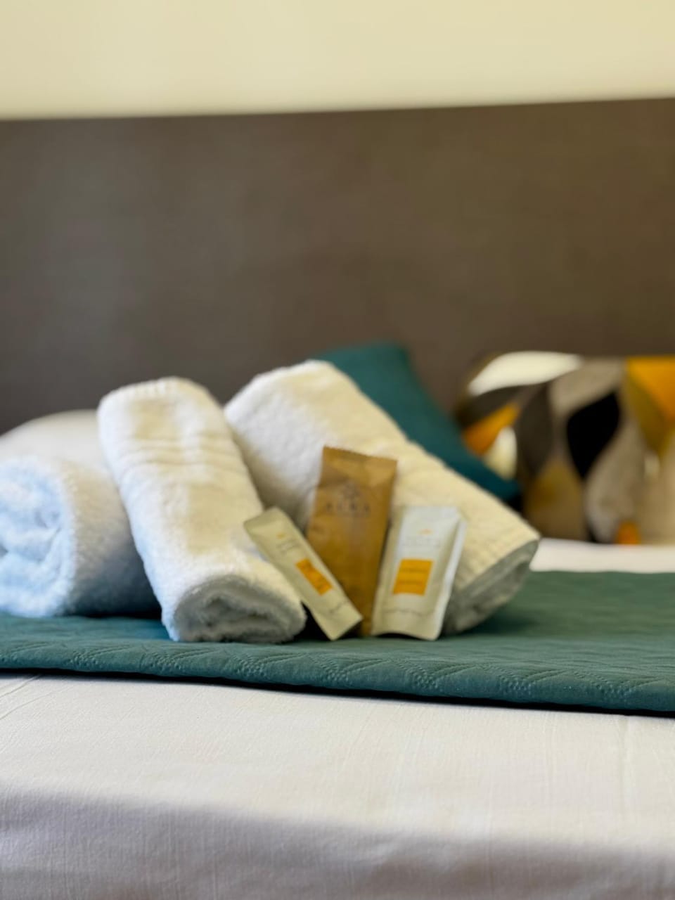 Bed, Bedroom, towels