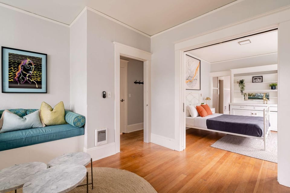 Stay Portland - PDX Art Deco Lounge - Local Eateries, Bars & Shops Apartment in Portland