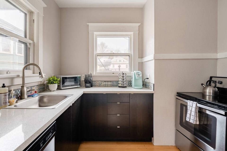 Stay Portland - PDX Art Deco Lounge - Local Eateries, Bars & Shops Apartment in Portland