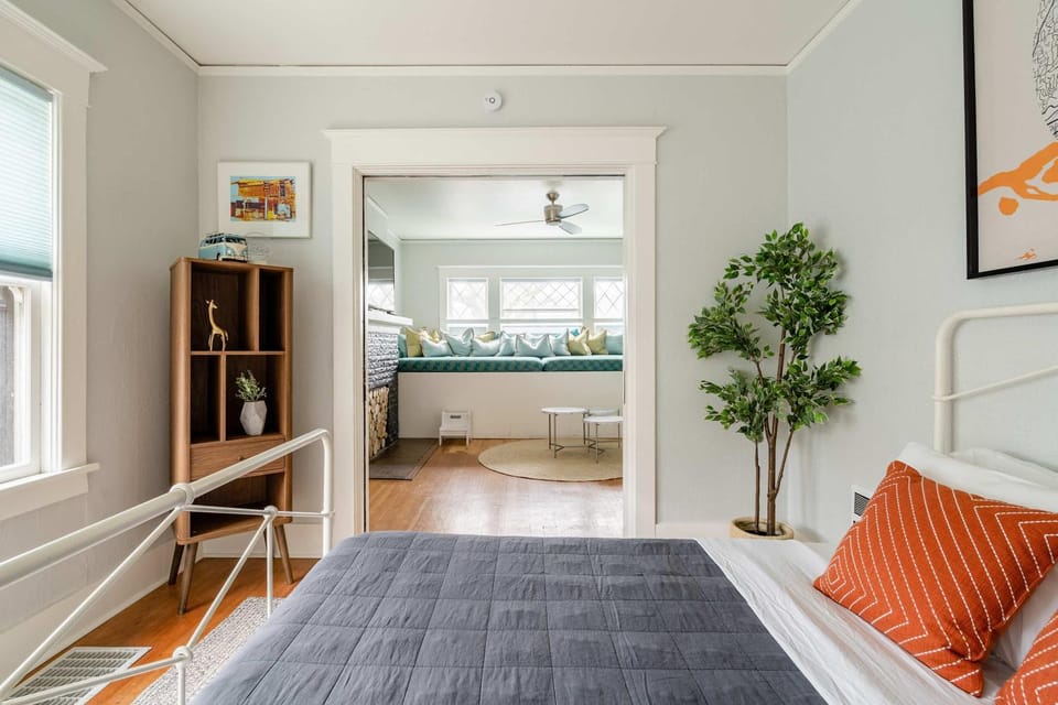 Stay Portland - PDX Art Deco Lounge - Local Eateries, Bars & Shops Apartment in Portland