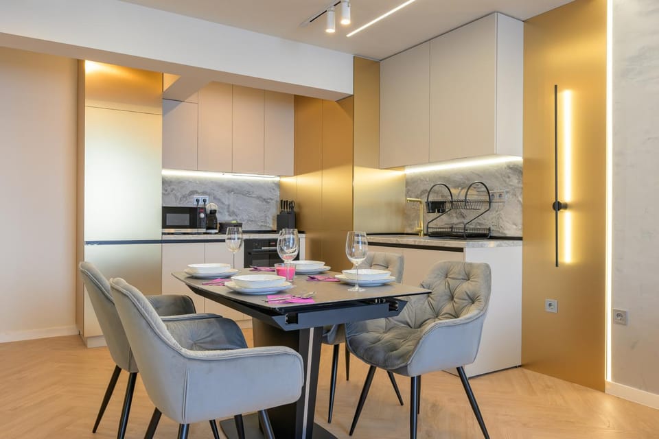 Coffee/tea facilities, Kitchen or kitchenette, Seating area, Dining area