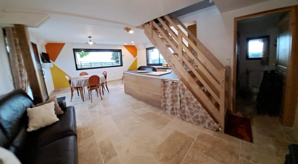 TV and multimedia, Kitchen or kitchenette, Living room, Seating area, Dining area