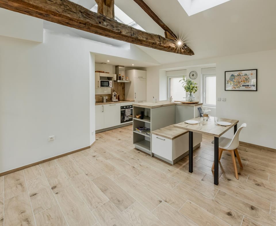Kitchen or kitchenette, Seating area, Dining area, Meals, Meals, dishwasher, internet, internet, stove, stove, kitchen
