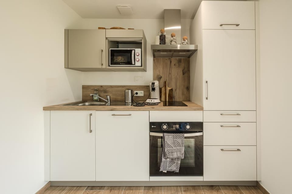 Coffee/tea facilities, Kitchen or kitchenette, dishwasher, microwave, oven, stove, stove, toaster, toaster, toaster, wardrobe, kitchen