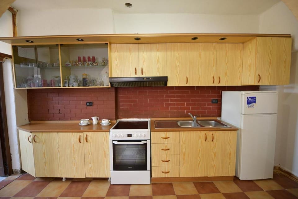 Kitchen or kitchenette, dishwasher, minibar