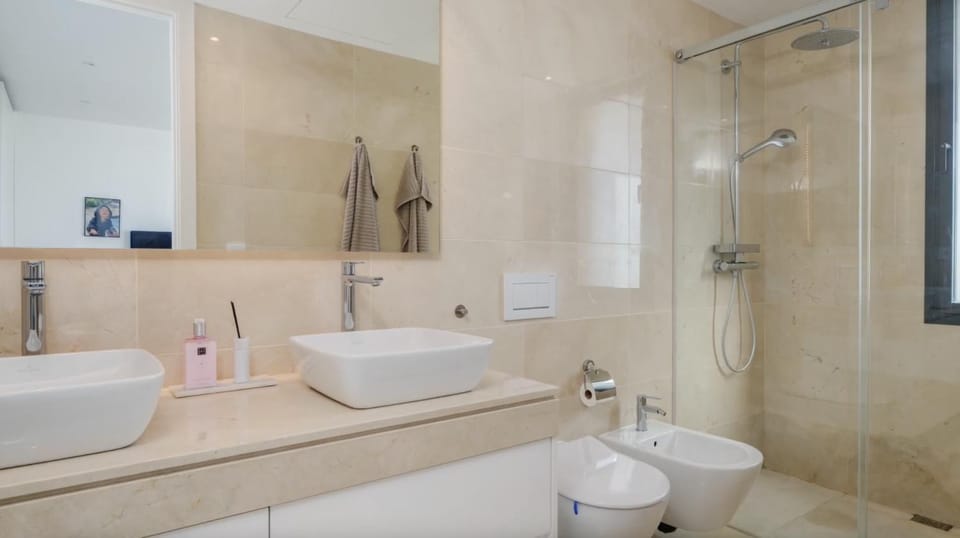 Shower, Toilet, Bath, bidet, towels
