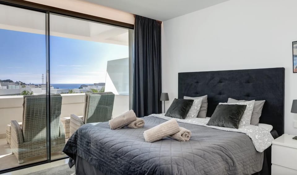 Bed, Natural landscape, View (from property/room), Balcony/Terrace, Photo of the whole room, Bedroom, towels