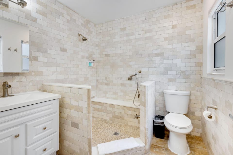 ULTRA chic apartment steps from the beach Apartment in Hollywood Beach