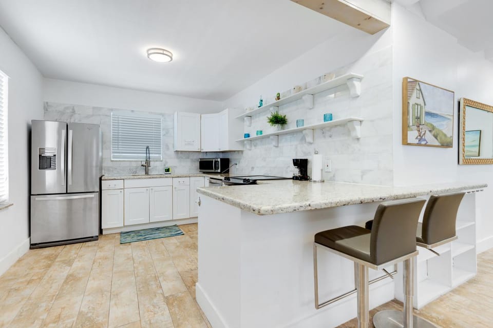 ULTRA chic apartment steps from the beach Apartment in Hollywood Beach
