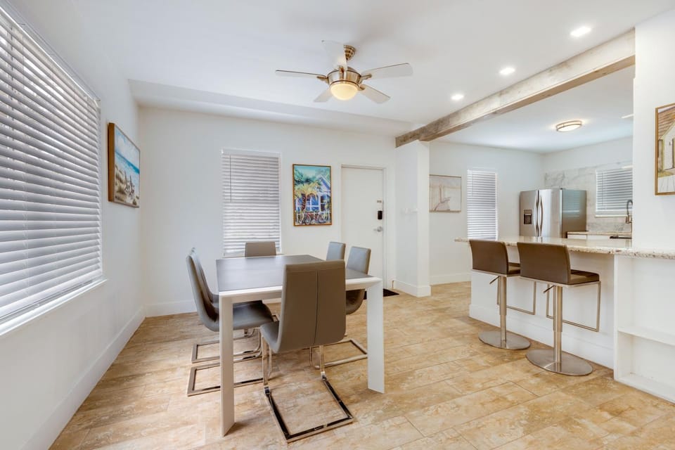 ULTRA chic apartment steps from the beach Apartment in Hollywood Beach