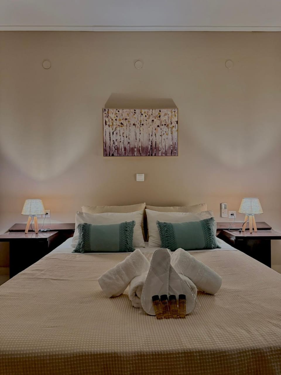 Bed, Photo of the whole room, Bedroom, towels