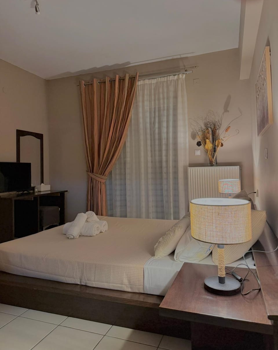 Bed, TV and multimedia, Photo of the whole room, Bedroom