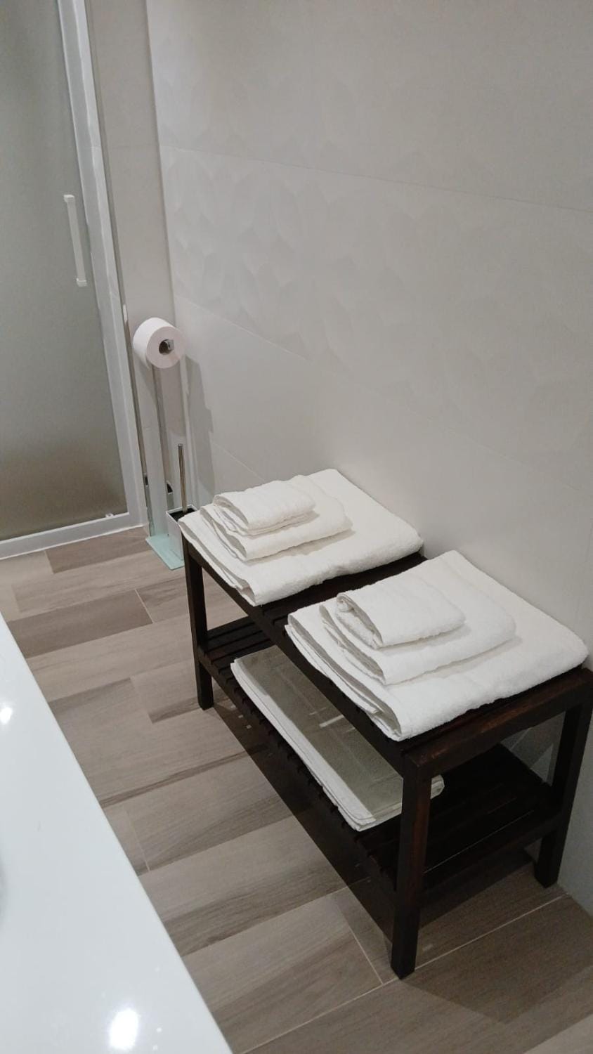 Photo of the whole room, towels