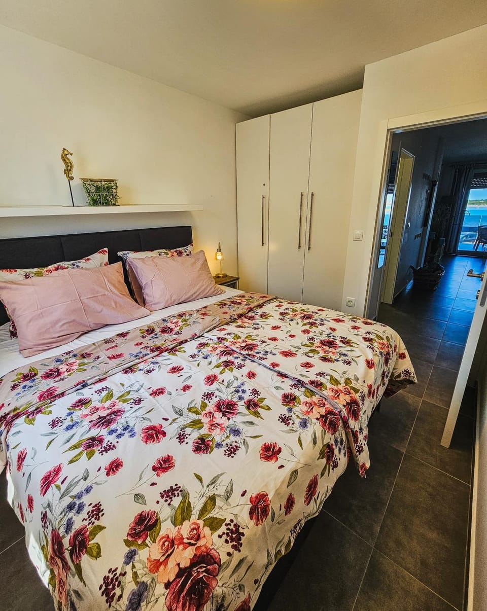 Bed, Photo of the whole room, Bedroom, wardrobe