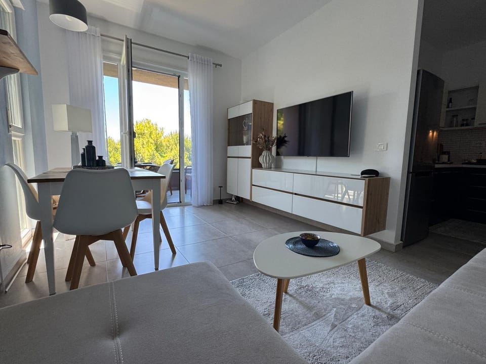 TV and multimedia, Living room, Dining area