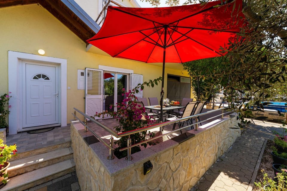 Property building, Facade/entrance, Off site