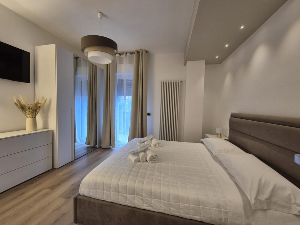 Bed, TV and multimedia, Photo of the whole room, Bedroom