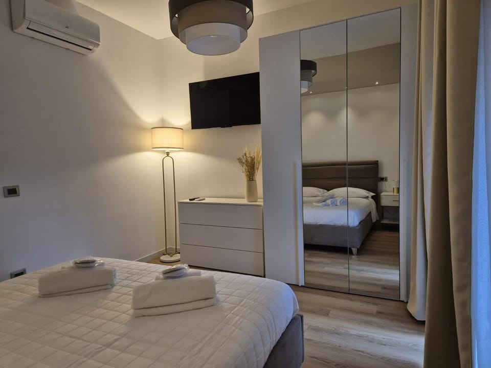 Bed, TV and multimedia, Photo of the whole room, Bedroom, towels, wardrobe, air conditioner