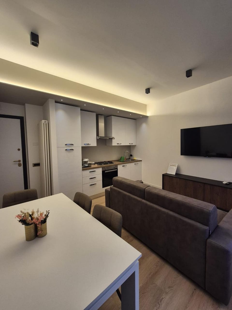 TV and multimedia, Kitchen or kitchenette, Living room, Seating area, Dining area