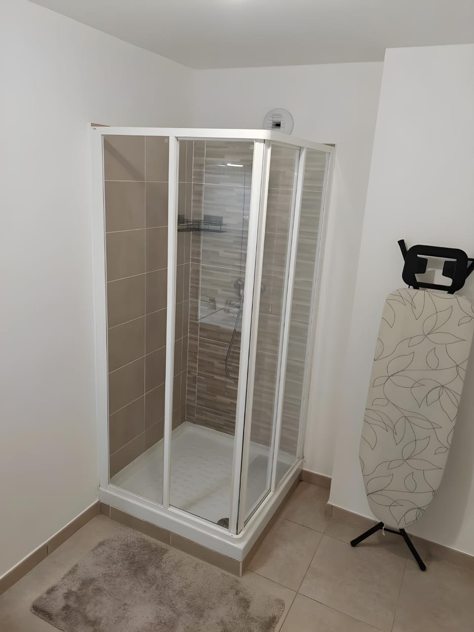 Shower, Bathroom, flat iron